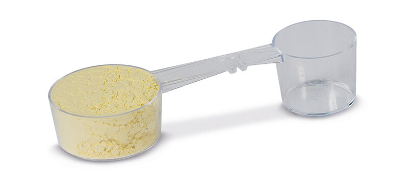 Messlöffel mit gelbem Alginatpulver und Farbindikator von Müller-Omicron.