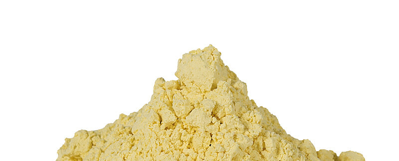 Gelbes Alginatpulver von Müller-Omicron mit Farbindikator auf weißem Hintergrund.