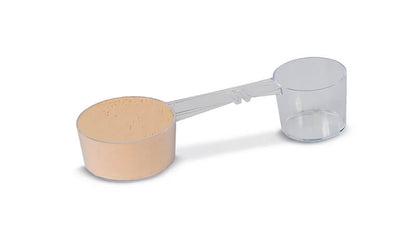 Messlöffel mit Alginat ohne Farbindikator, cremige Konsistenz, auf weißem Hintergrund.