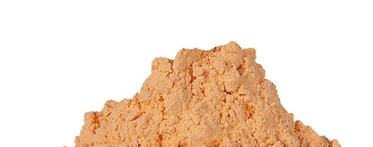 Orangenes Alginatpulver ohne Farbindikator auf weißem Hintergrund.