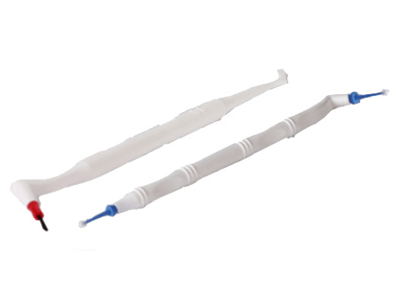 Zwei weiße Dentalpinselhalter mit farbigen Spitzen für Flüssigkeitsanwendung.