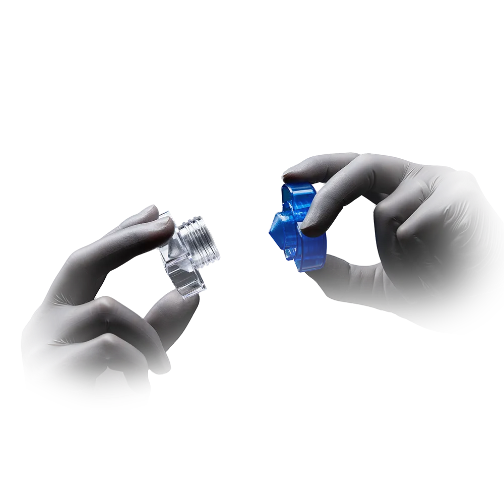 Tablettencrusher mit blauem Deckel und transparentem Behälter, von Händen gehalten.