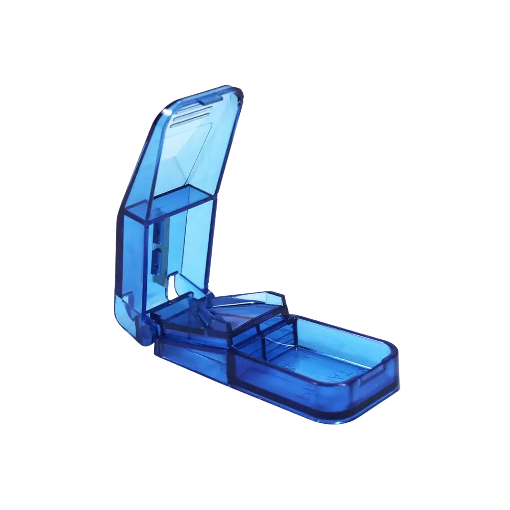 Tablettenteiler aus blau-transparentem Kunststoff mit integrierter Klinge.