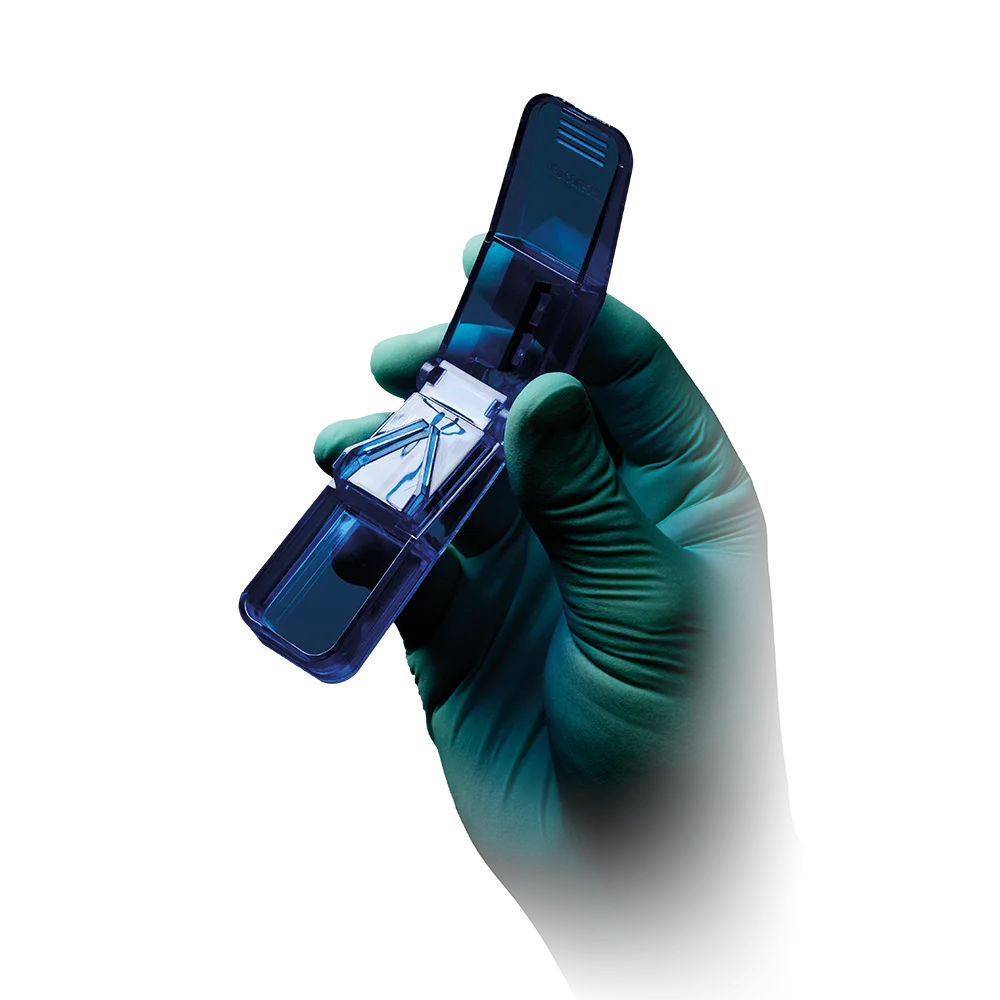 Tablettenteiler in einer Hand mit geöffneter Klinge, blau-transparent.