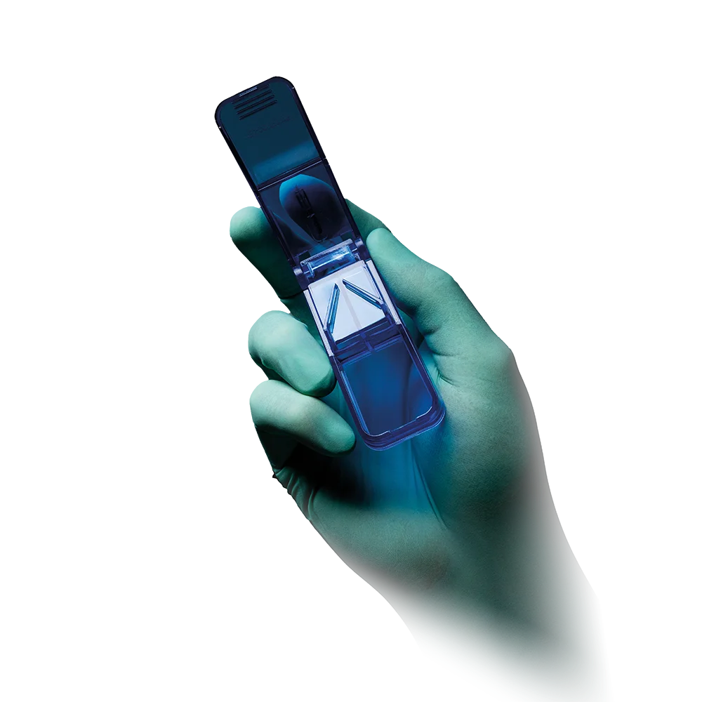 Blau-transparenter Tablettenteiler in einer Hand mit geöffneter Klinge.