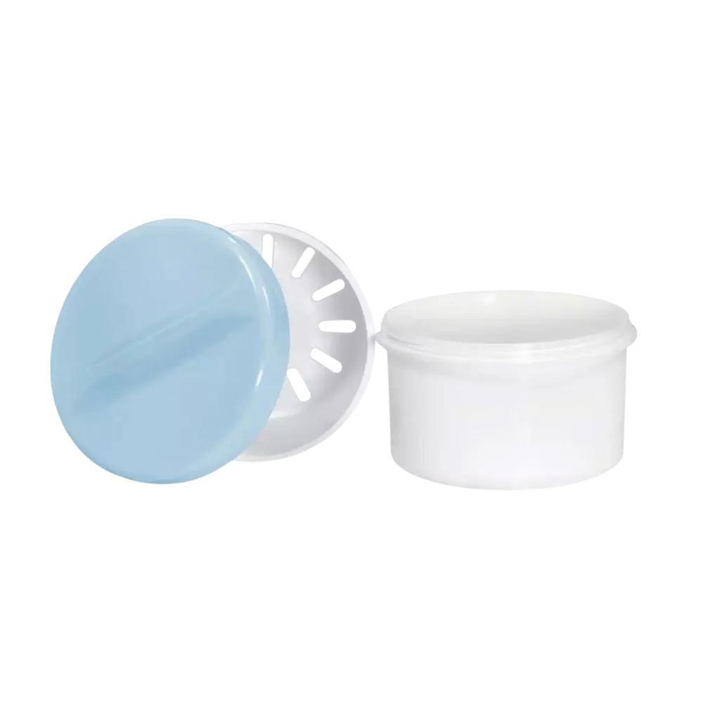 Hellblauer Zahnprothesenbecher mit Einsatz und abnehmbarem Deckel.