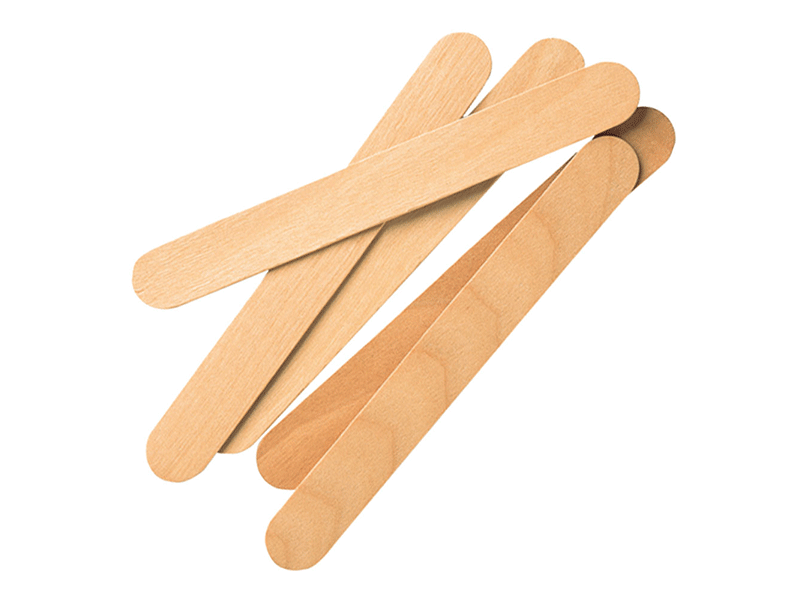 Holzmundspatel mit abgerundeten Kanten und glatter Oberfläche, lose verteilt.