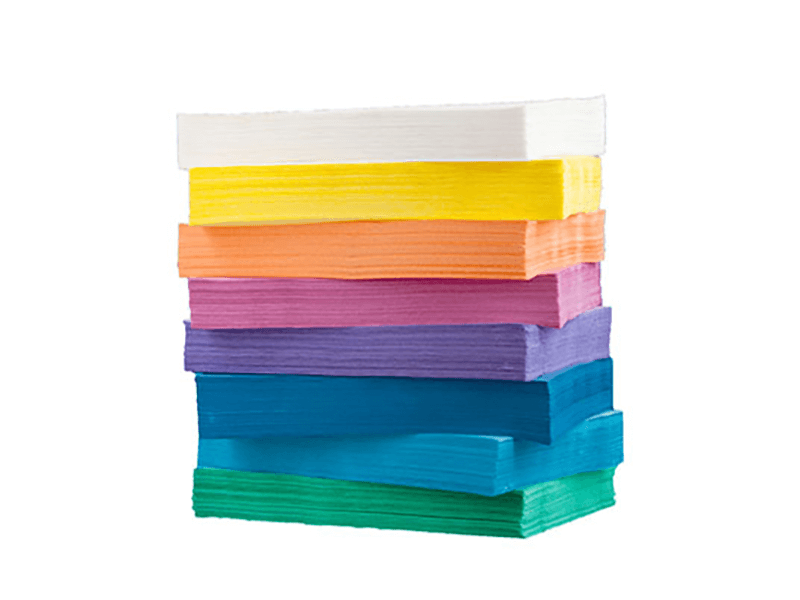 Mehrfarbiger Stapel von Akzenta Zellstoff-Traypapier, geeignet für Dentaltrays.