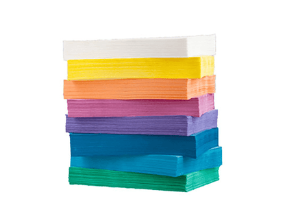 Mehrfarbiger Stapel von Akzenta Zellstoff-Traypapier, geeignet für Dentaltrays.