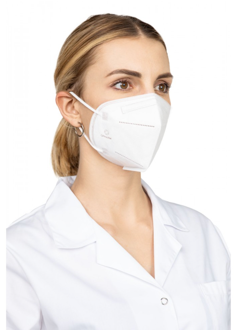Frau trägt FFP2 Atemschutzmaske mit anatomischer Passform und stabilem Maskengitter.