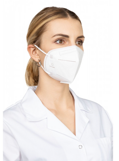 Frau trägt FFP2 Atemschutzmaske mit anatomischer Passform und stabilem Maskengitter.