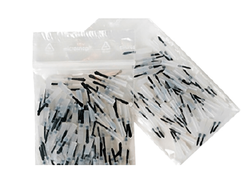 Zwei Beutel mit x-feinen Pinseleinsätzen zum Applizieren von Gels.