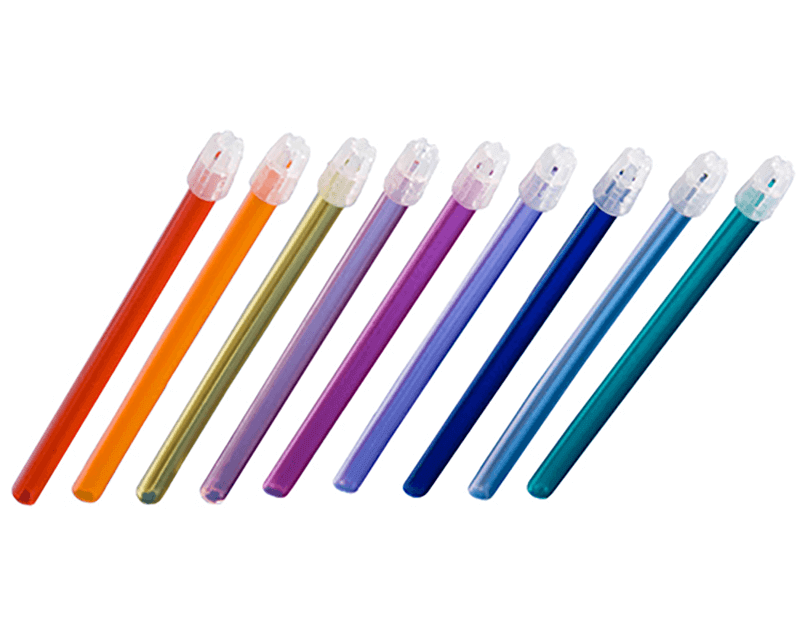 Verschiedene farbige Speichelsauger mit abnehmbarem Filter auf weißem Hintergrund.