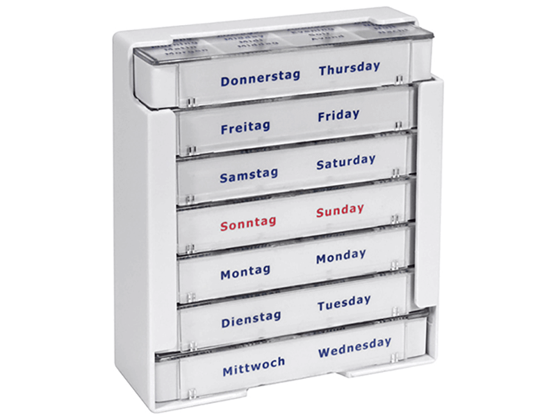 Tablettenbox mit sieben Tagesdosierern für eine Woche, beschriftet mit Wochentagen.