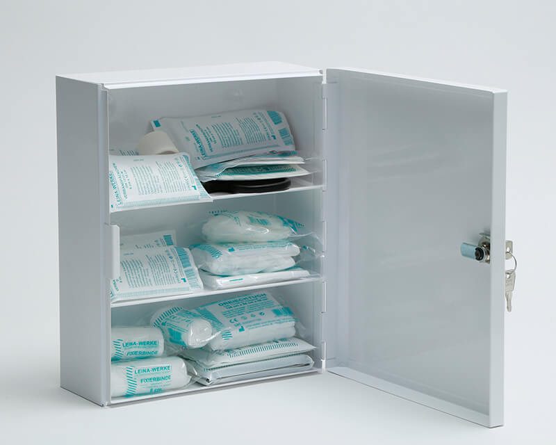 Erste Hilfe-Verbandschrank DIN 13169 mit geöffneten Einlegeböden und Inhalt.