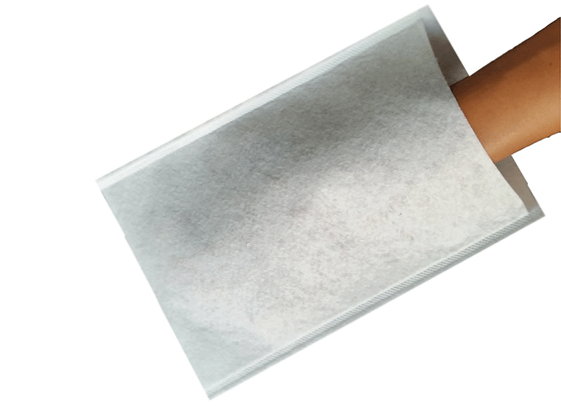 Waschhandschuh aus Molton-Vlies, getragen an einer Hand.