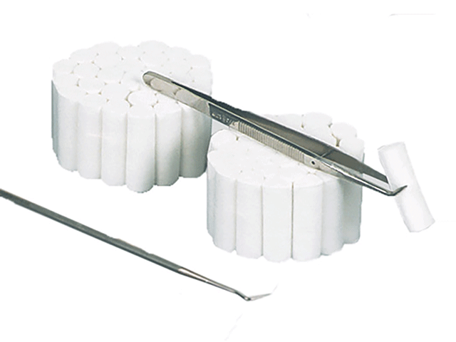 Zahnwatterollen aus chlorfrei gebleichter Baumwolle mit Pinzette und Sonde.