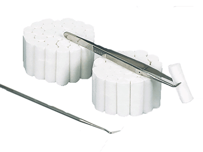 Zahnwatterollen aus chlorfrei gebleichter Baumwolle mit Pinzette und Sonde.