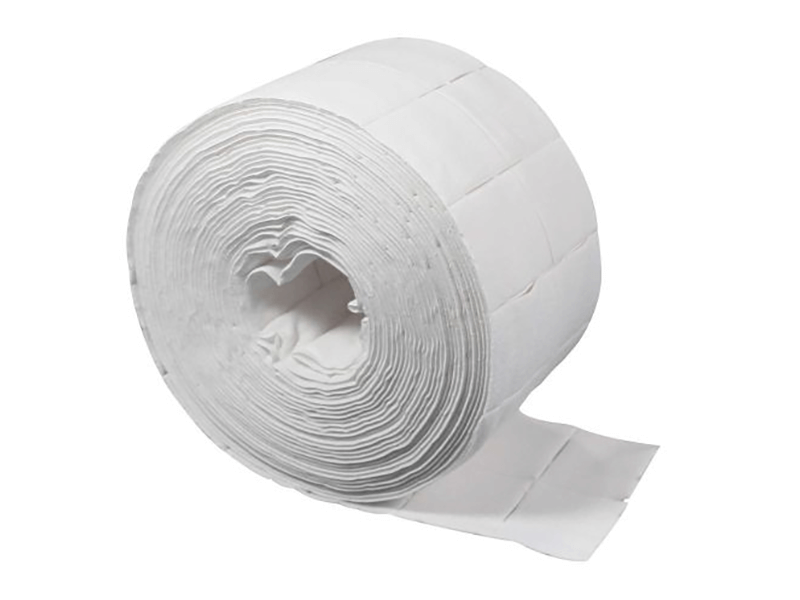 Vorgestanzte weiße Zellstofftupfer aufgerollt, 4 x 5 cm.