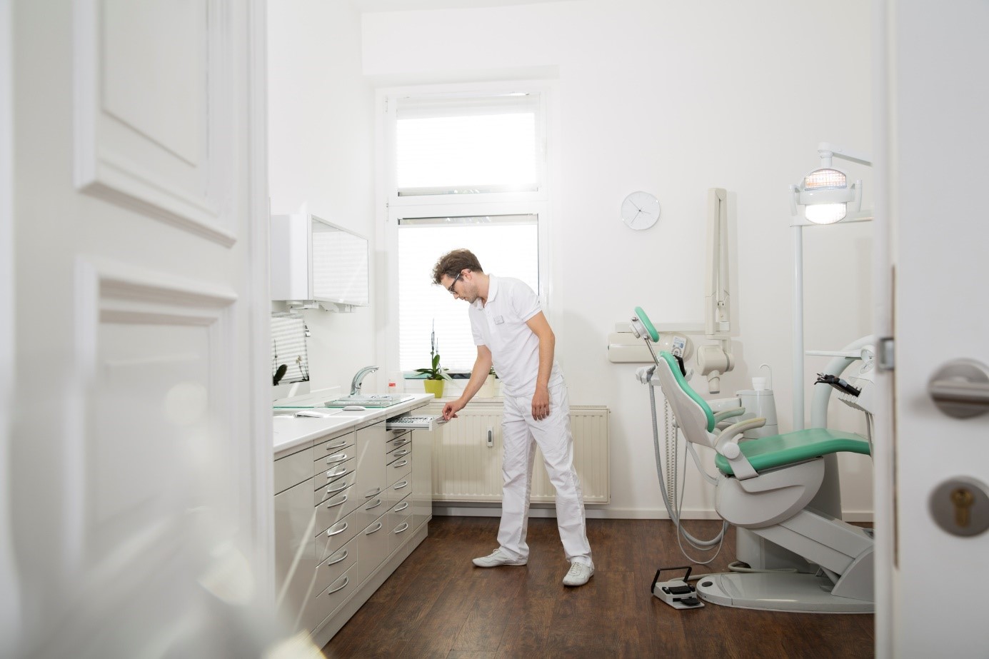 Zahnarzt überprüft Hygienemanagement