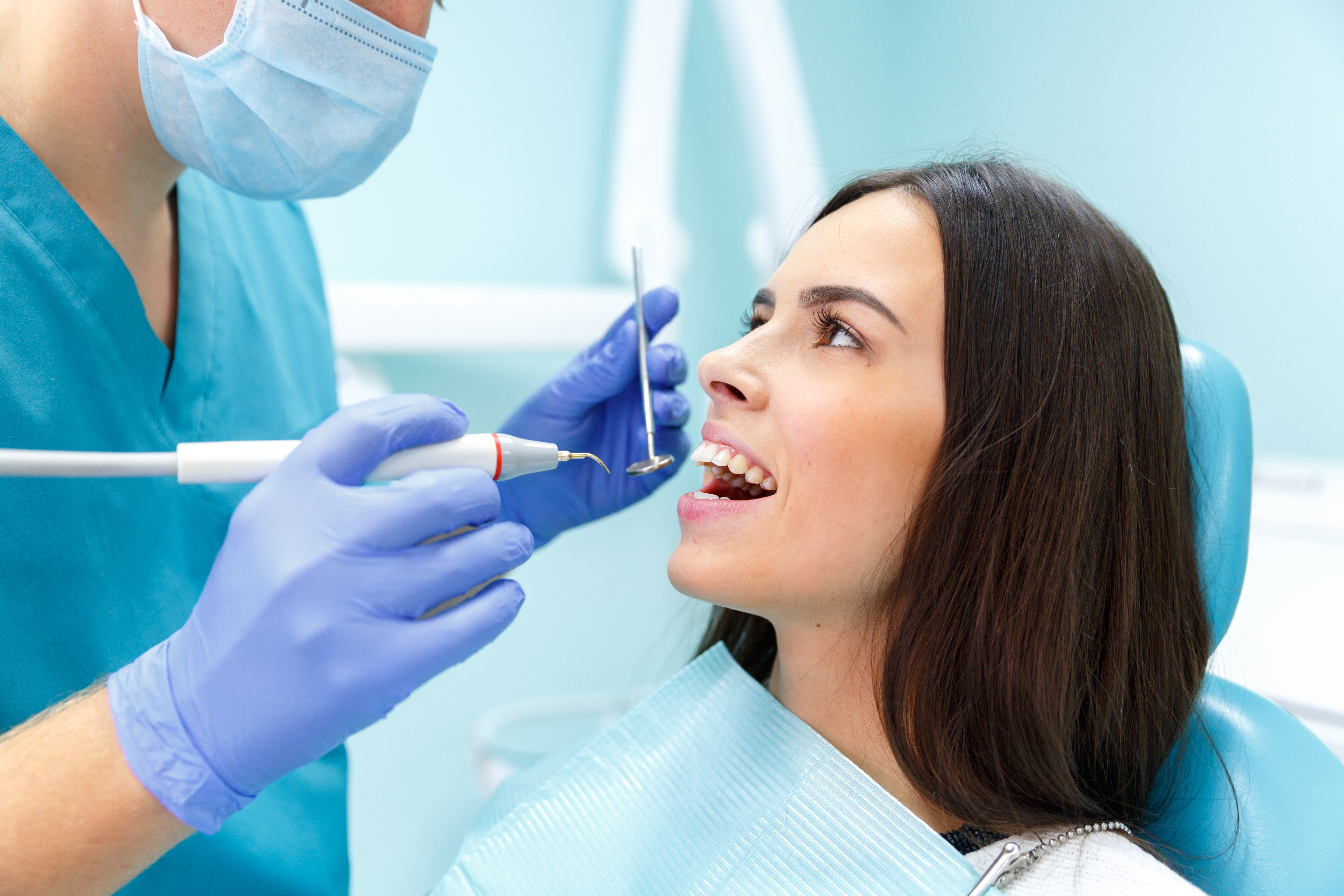 Frau wird von Zahnarzt behandelt